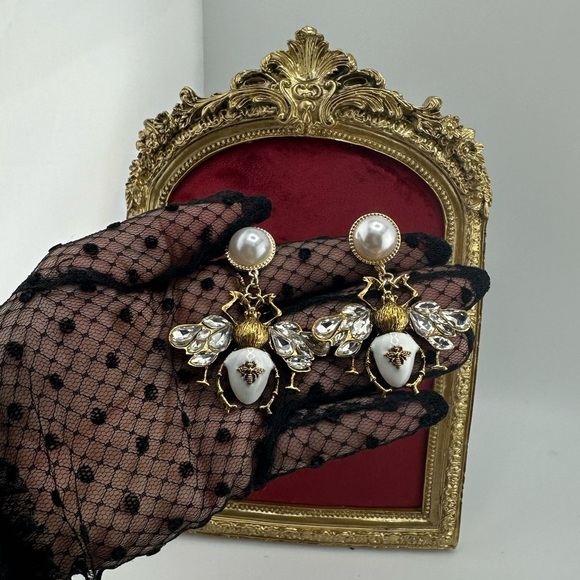 Vintage Honeybee Elegant Gold White Crystal Pearl Bee Earrings - Picture 6 of 11